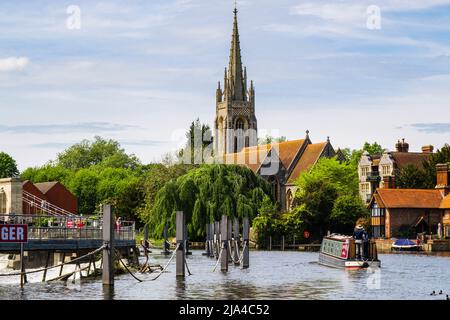 Scène avec Narrowboat en passant par le weir sur la Tamise vers la ville. Marlow, Buckinghamshire, Angleterre, Royaume-Uni, Grande-Bretagne Banque D'Images