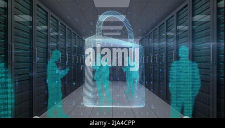 Image d'un avertissement de cyber-attaque et d'un cadenas sur des silhouettes de personnes dans la salle des serveurs Banque D'Images