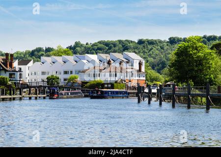 Bateau à rames naviguant depuis l'écluse de Marlow le long de la Tamise. Marlow, Buckinghamshire, Angleterre, Royaume-Uni, Grande-Bretagne Banque D'Images