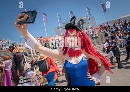 Londres, Royaume-Uni. 27th mai 2022. Des cojoueurs dédiés arrivent pour le premier jour de la convention MCM Comic-con au centre Excel à l'est de Londres. Credit: Guy Corbishley/Alamy Live News Banque D'Images