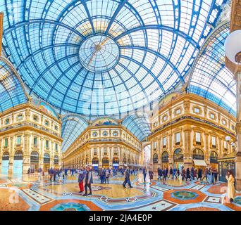 MILAN, ITALIE - 5 AVRIL 2022 : Panorama de l'intérieur de la galerie Vittorio Emanuele II avec la place principale et le dôme, le 5 avril à Milan, Italie Banque D'Images