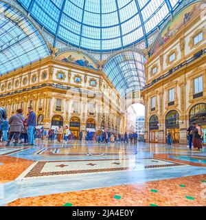 MILAN, ITALIE - 5 AVRIL 2022 : la principale zone commerçante de la ville, la galerie Vittorio Emanuele II, le 5 avril à Milan, Italie Banque D'Images