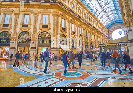 MILAN, ITALIE - 5 AVRIL 2022: Promenade dans la galerie Vittorio Emanuele II, le 5 avril à Milan, Italie Banque D'Images