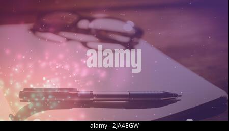 Image de sparkles sur le bloc-notes et le stylo Banque D'Images