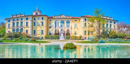 Panorama du palais historique de Dugnani dans le parc public de Montanelli avec un étang avec fontaine, Milan, Italie Banque D'Images