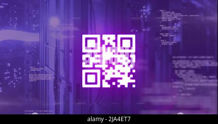 Image du code qr NEON avec lignes sur le traitement des données et la salle des serveurs Banque D'Images