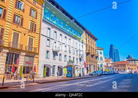 MILAN, ITALIE - 5 AVRIL 2022 : les maisons pittoresques modernes et historiques du quartier de Porta Nuova, le 5 avril à Milan, Italie Banque D'Images