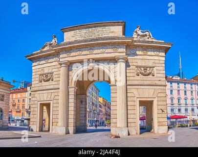 MILAN, ITALIE - 5 AVRIL 2022 : la monumentale Porta Garibaldi, sur l'une des plus belles arcades du vieux Milan, le 5 avril à Milan, Italie Banque D'Images