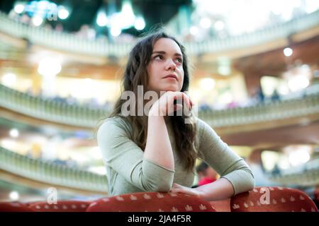 Portrait d'une femme assise dans un salon de théâtre Banque D'Images