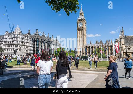 Londres, Royaume-Uni, 27 mai 2022. Les gens se détendent sous le soleil de printemps sur la place du Parlement de Londres alors que le temps chaud revient devant le crédit du Jubilé de platine de la Reine. amer ghazzal/Alamy Live News Banque D'Images