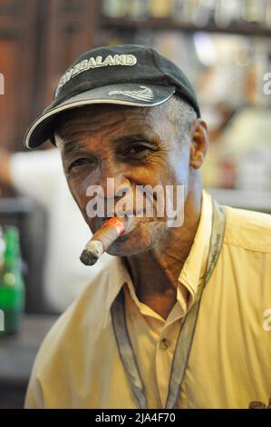 Vieil homme cubain fumant un cigare, Cathedral Plaza, vieille ville historique de la Havane, Cuba, Caraïbes Banque D'Images