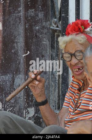 Vieille femme cubaine avec des dents qui fument un gros cigare, Cathedral Plaza, vieille ville historique de la Havane, Cuba, Caraïbes Banque D'Images