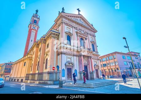 MILAN, ITALIE - 5 AVRIL 2022 : façade de la basilique Santuario Sant'Antonio di Padova à Milan, le 5 avril à Milan, Italie Banque D'Images