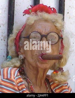 Vieille femme cubaine fumant un gros cigare, Cathedral Plaza, vieille ville historique de la Havane, Cuba, Caraïbes Banque D'Images