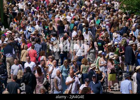 Des foules de visiteurs sur l'avenue principale du RHS Chelsea Flower Show, au Royal Hospital Chelsea, Londres. Date de la photo: Vendredi 27 mai 2022. Banque D'Images