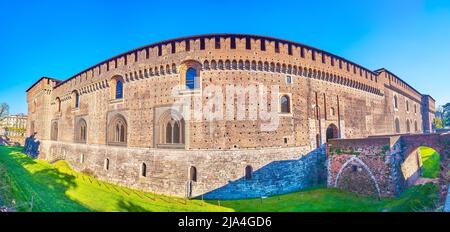 Panorama des grands murs médiévaux du château de Sforza et de ses douves, Milan, Italie Banque D'Images