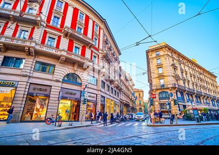 MILAN, ITALIE - 5 AVRIL 2022 : la rue via Dante est l'un des quartiers commerçants les plus remarquables de la vieille ville et tellement aimé pour les promenades en soirée, le 5 avril à Banque D'Images