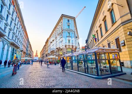 MILAN, ITALIE - 5 AVRIL 2022 : la grande et large rue via Dante est la rue la plus populaire, surtout le soir, le 5 avril à Milan, Banque D'Images