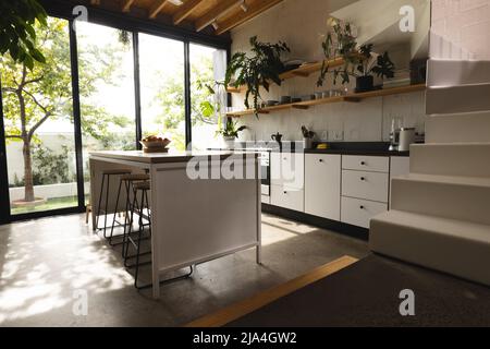 Vue sur l'intérieur moderne de la cuisine d'une maison moderne Banque D'Images