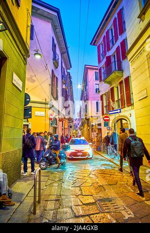 MILAN, ITALIE - 5 AVRIL 2022: Les gens passent du temps dans les bars de la rue via San Maurilio dans la soirée, le 5 avril à Milan, Italie Banque D'Images