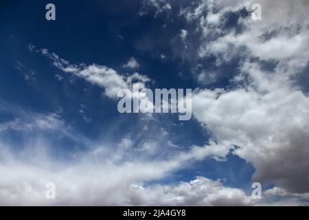 Cumulus de nuages blancs flottant sur la composition naturelle de la lumière du ciel Banque D'Images