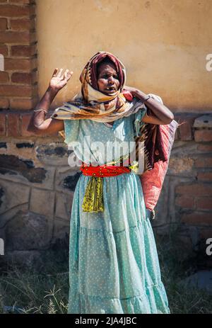 Femme en robe traditionnelle sur la rue Keren Banque D'Images