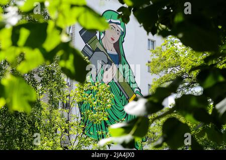 KIEV, UKRAINE - le 26 MAI 2022 - la fresque de Saint Javelin est représentée sur le mur d'un immeuble résidentiel de neuf étages dans le quartier de Solomianskyi, en K Banque D'Images