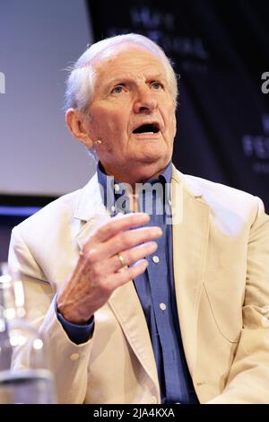 Hay Festival, Hay on Wye, pays de Galles, Royaume-Uni – vendredi 27th mai 2022 – Norman Scott ancien modèle et amant du chef du Parti libéral Jeremy Thorpe sur scène au Hay Festival pour parler de son livre an Accidental Icon - . Photo Steven May / Alamy Live News Banque D'Images