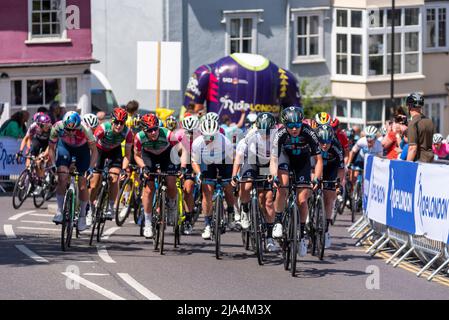 Maldon, Essex, Royaume-Uni. 27th mai 2022. La première étape de la course cycliste Union cycliste internationale pour femmes a commencé et s'est terminée à Maldon, les pilotes ayant parcouru la campagne d'Essex sur un parcours de 136,5 km, en course vers la ligne d'arrivée de retour dans la ville. La course UCI a attiré les meilleurs pilotes internationaux pour participer à l'événement en trois étapes qui culmine à Londres dimanche. La course a été remportée par Lorena Wiebes de Team DSM. Les cavaliers grimpent sur la colline du marché à Maldon Banque D'Images