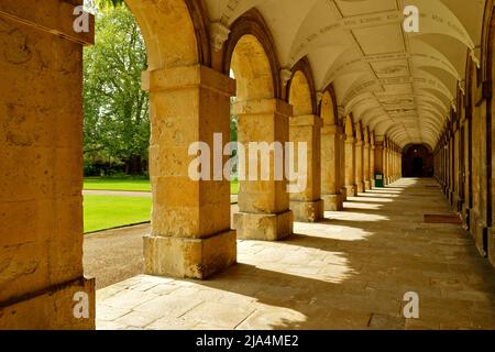 OXFORD CITY ENGLAND MAGDALEN COLLEGE CLOÎTRES ET ARCHES DANS LE NOUVEAU BÂTIMENT Banque D'Images