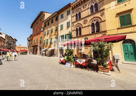 Touristes et restaurants en plein air dans le centre-ville de Pise, rue appelée via Santa Maria. Patrimoine mondial de l'UNESCO, Toscane, Italie, Europe. Banque D'Images