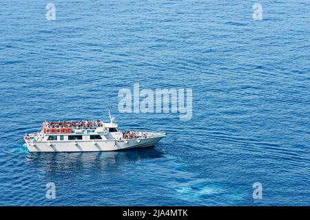 Ferry blanc bondé de touristes, en mouvement en face de l'ancien village de Vernazza. Parc national des Cinque Terre, Ligurie, la Spezia, Italie, Banque D'Images