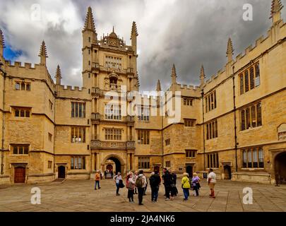 GROUPE DE VISITE DE LA VILLE D'OXFORD EN ANGLETERRE À L'INTÉRIEUR DE LA BIBLIOTHÈQUE BODLEIAN QUAD Banque D'Images