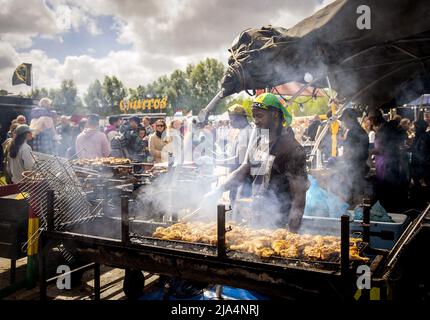 Amsterdam, pays-Bas. 27th mai 2022. 2022-05-27 15:28:03 AMSTERDAM - le public apprécie la nourriture et la musique au festival de camion de nourriture Rolling cuisines pendant le week-end de l'Ascension dans le Westerpark. Le nombre de camions alimentaires aux pays-Bas a plus que doublé au cours des cinq dernières années. Les camions sont principalement utilisés dans les festivals. ANP KOEN VAN WEEL pays-bas - belgique sortie crédit: ANP/Alay Live News Banque D'Images