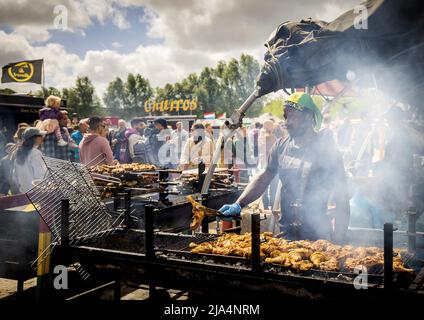Amsterdam, pays-Bas. 27th mai 2022. 2022-05-27 15:27:57 AMSTERDAM - le public apprécie la nourriture et la musique au festival de camion de nourriture Rolling cuisines pendant le week-end de l'Ascension dans le Westerpark. Le nombre de camions alimentaires aux pays-Bas a plus que doublé au cours des cinq dernières années. Les camions sont principalement utilisés dans les festivals. ANP KOEN VAN WEEL pays-bas - belgique sortie crédit: ANP/Alay Live News Banque D'Images