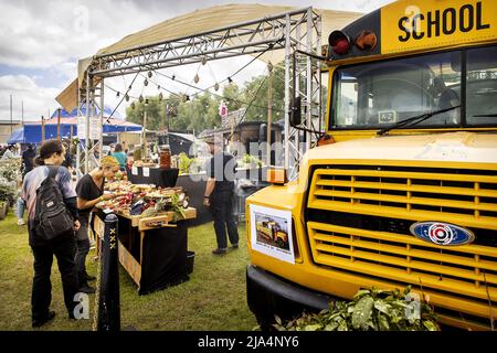 Amsterdam, pays-Bas. 27th mai 2022. 2022-05-27 15:46:28 AMSTERDAM - le public apprécie la nourriture et la musique au festival de camion de nourriture Rolling cuisines pendant le week-end de l'Ascension dans le Westerpark. Le nombre de camions alimentaires aux pays-Bas a plus que doublé au cours des cinq dernières années. Les camions sont principalement utilisés dans les festivals. ANP KOEN VAN WEEL pays-bas - belgique sortie crédit: ANP/Alay Live News Banque D'Images