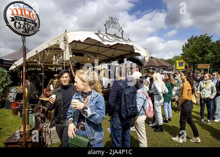 Amsterdam, pays-Bas. 27th mai 2022. 2022-05-27 15:35:36 AMSTERDAM - le public apprécie la nourriture et la musique au festival de camion de nourriture Rolling cuisines pendant le week-end de l'Ascension dans le Westerpark. Le nombre de camions alimentaires aux pays-Bas a plus que doublé au cours des cinq dernières années. Les camions sont principalement utilisés dans les festivals. ANP KOEN VAN WEEL pays-bas - belgique sortie crédit: ANP/Alay Live News Banque D'Images