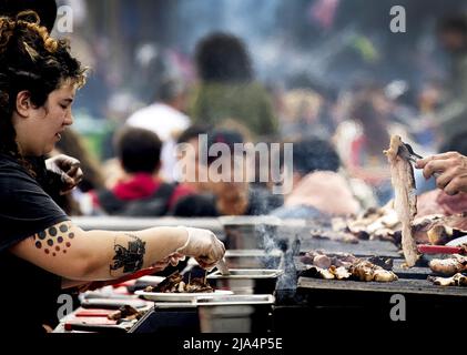 Amsterdam, pays-Bas. 27th mai 2022. 2022-05-27 15:42:00 AMSTERDAM - le public apprécie la nourriture et la musique au festival de camion de nourriture Rolling cuisines pendant le week-end de l'Ascension dans le Westerpark. Le nombre de camions alimentaires aux pays-Bas a plus que doublé au cours des cinq dernières années. Les camions sont principalement utilisés dans les festivals. ANP KOEN VAN WEEL pays-bas - belgique sortie crédit: ANP/Alay Live News Banque D'Images