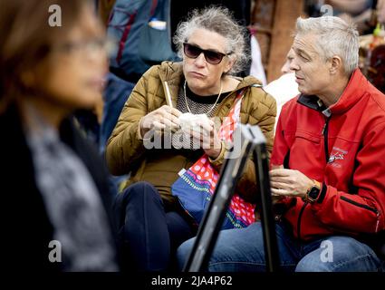 Amsterdam, pays-Bas. 27th mai 2022. 2022-05-27 15:48:24 AMSTERDAM - le public apprécie la nourriture et la musique au festival de camion de nourriture Rolling cuisines pendant le week-end de l'Ascension dans le Westerpark. Le nombre de camions alimentaires aux pays-Bas a plus que doublé au cours des cinq dernières années. Les camions sont principalement utilisés dans les festivals. ANP KOEN VAN WEEL pays-bas - belgique sortie crédit: ANP/Alay Live News Banque D'Images