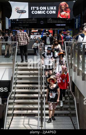 Londres, Royaume-Uni. 27 mai 2022. Une vue générale de MCM Comic con s'ouvre pour le week-end au centre Excel de l'est de Londres. Les fans assistent, souvent en costume connu sous le nom de cosplay, à une célébration de la culture populaire, y compris des jeux vidéo, des anime et des films. Credit: Stephen Chung / Alamy Live News Banque D'Images