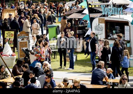 Amsterdam, pays-Bas. 27th mai 2022. 2022-05-27 15:24:15 AMSTERDAM - le public apprécie la nourriture et la musique au festival de camion de nourriture Rolling cuisines pendant le week-end de l'Ascension dans le Westerpark. Le nombre de camions alimentaires aux pays-Bas a plus que doublé au cours des cinq dernières années. Les camions sont principalement utilisés dans les festivals. ANP KOEN VAN WEEL pays-bas - belgique sortie crédit: ANP/Alay Live News Banque D'Images