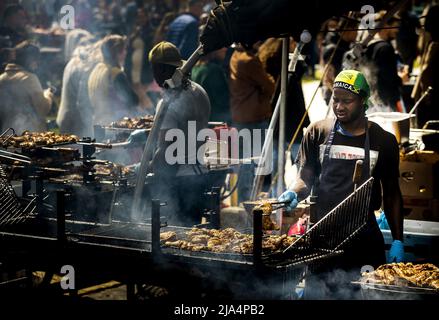 Amsterdam, pays-Bas. 27th mai 2022. 2022-05-27 15:26:04 AMSTERDAM - le public apprécie la nourriture et la musique au festival de camion de nourriture Rolling cuisines pendant le week-end de l'Ascension dans le Westerpark. Le nombre de camions alimentaires aux pays-Bas a plus que doublé au cours des cinq dernières années. Les camions sont principalement utilisés dans les festivals. ANP KOEN VAN WEEL pays-bas - belgique sortie crédit: ANP/Alay Live News Banque D'Images