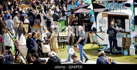 Amsterdam, pays-Bas. 27th mai 2022. 2022-05-27 15:24:04 AMSTERDAM - le public apprécie la nourriture et la musique au festival de camion de nourriture Rolling cuisines pendant le week-end de l'Ascension dans le Westerpark. Le nombre de camions alimentaires aux pays-Bas a plus que doublé au cours des cinq dernières années. Les camions sont principalement utilisés dans les festivals. ANP KOEN VAN WEEL pays-bas - belgique sortie crédit: ANP/Alay Live News Banque D'Images