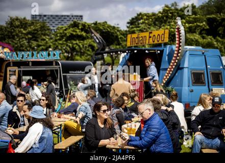 Amsterdam, pays-Bas. 27th mai 2022. 2022-05-27 15:19:54 AMSTERDAM - le public apprécie la nourriture et la musique au festival de camion de nourriture Rolling cuisines pendant le week-end de l'Ascension dans le Westerpark. Le nombre de camions alimentaires aux pays-Bas a plus que doublé au cours des cinq dernières années. Les camions sont principalement utilisés dans les festivals. ANP KOEN VAN WEEL pays-bas - belgique sortie crédit: ANP/Alay Live News Banque D'Images