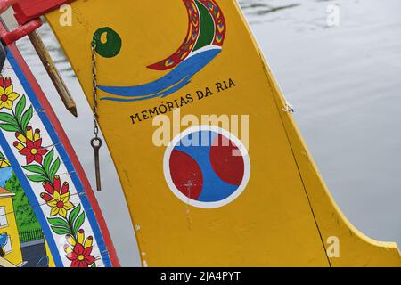 Peinture colorée sur la poupe de Moliceiros bateau amarré le long d'un canal à Aveiro Banque D'Images