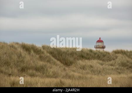 le sommet rouge et la lumière du point du phare d'ayr qui se dresse au-dessus des dunes de sable couvertes de marram à la plage de talaacre Banque D'Images