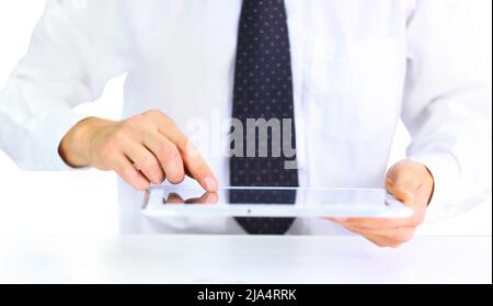 Businessman reading sur tablet pc au bureau Banque D'Images