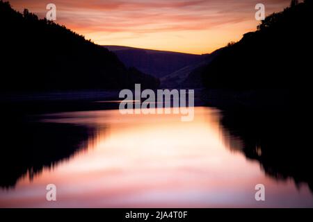 Ladybower Reservoir and Forest pendant l'heure d'or après le coucher du soleil dans le Peak District, Royaume-Uni Banque D'Images