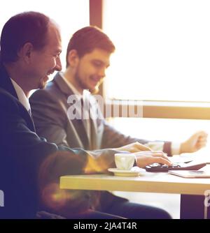 L'équipe d'affaires travaillent ensemble afin d'atteindre de meilleurs résultats Banque D'Images