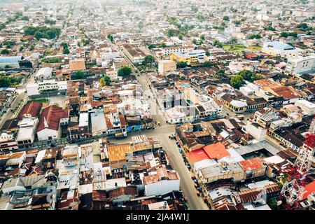 Vue aérienne d'Iquitos, Pérou avec le fleuve Itaya en arrière-plan au milieu de la forêt amazonienne. Banque D'Images